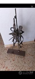 Scultura Guerriera con bambino in metallo 