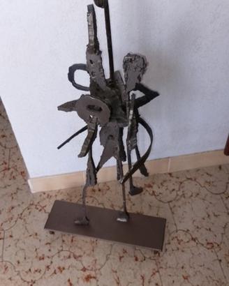 Scultura Guerriera con bambino in metallo 