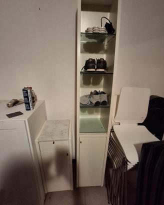 Mobile bagno bianco con ripiani in vetro