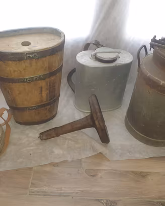 attrezzi d'epoca, bidone latte a spalle, gerla,ecc