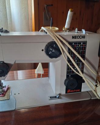 Macchina da cucire Necchi con mobile