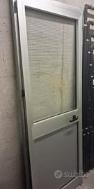 Porta in alluminio con vetro retinato