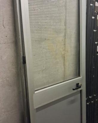 Porta in alluminio con vetro retinato