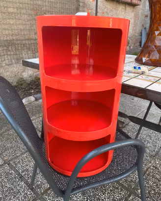 Comodino con scompartimenti della kartell