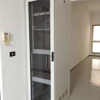 Rack dati / server da pavimento 42U – porta in vet