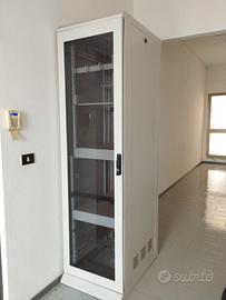 Rack dati / server da pavimento 42U – porta in vet