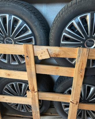 Gomme invernali con cerchi neri in ferro da 16”