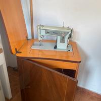 Macchina da cucire Singer con mobile