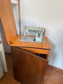 Macchina da cucire Singer con mobile