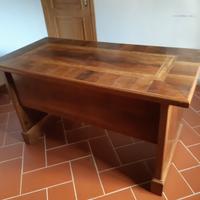 Scrivania artigianale con intarsi