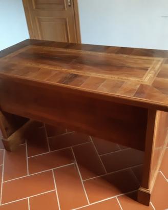 Scrivania artigianale con intarsi