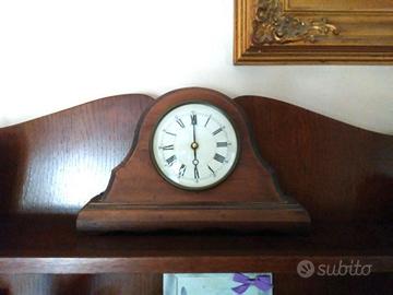 Orologio al quarzo in legno di noce lavorato