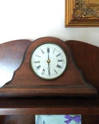 Orologio al quarzo in legno di noce lavorato