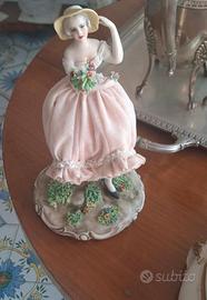 Dama con cappello e bouquet di fiori