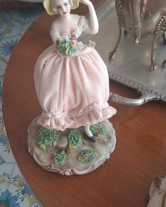 Dama con cappello e bouquet di fiori