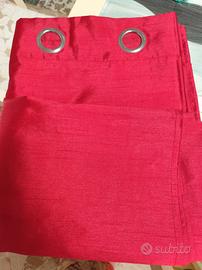 Tende rosse con occhielli 