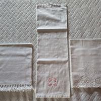 Asciugamani di lino bianchi con ricami (piccolissi