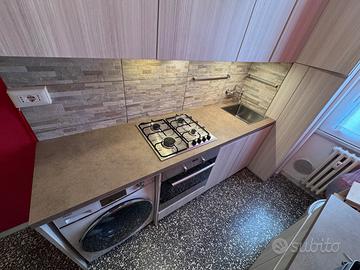 Cucina completa con elettrodomestici