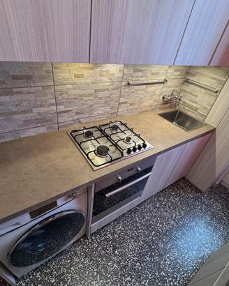 Cucina completa con elettrodomestici