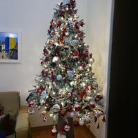 Albero di Natale innevato con luci