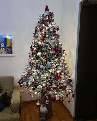 Albero di Natale innevato con luci