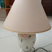 Abatjour elegante con base in ceramica