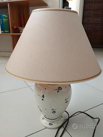 Abatjour elegante con base in ceramica