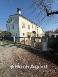 CASALE CON TERRENI IN VIA EX SCUOLE, GUALTIERI (RE