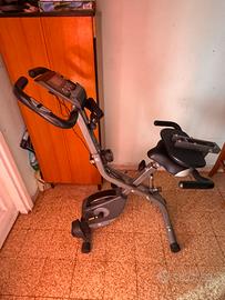 Cyclette con anche allenamento per le braccia