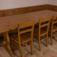 Set tavolo in legno massello, cassapanca e sedie