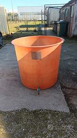 Contenitore per mosto in vetroresina con rubinetto