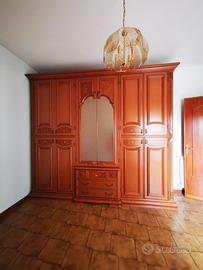 Armadio in legno con specchio