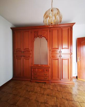 Armadio in legno con specchio