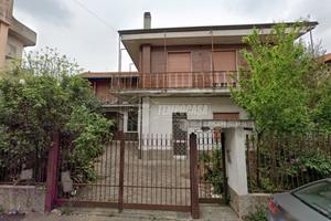 Villa con giardino da ristrutturare