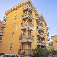 2 LOCALI CON BALCONE IN CENTRO VICINO AL MARE