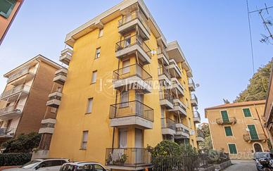 2 LOCALI CON BALCONE IN CENTRO VICINO AL MARE