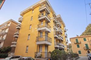 2 LOCALI CON BALCONE IN CENTRO VICINO AL MARE