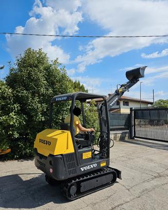 E232 - Mini escavatore 15 q.li Volvo EC15