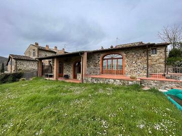 Rustico / Casale di 290 m² con più di 5 locali a G