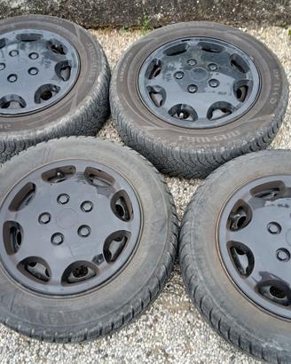 Cerchioni con gomme e copricerchioni