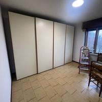 Armadio in legno con porte scorrevoli