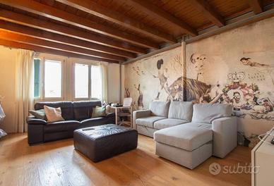 Palazzo / Stabile di 403 m² con più di 5 locali a 