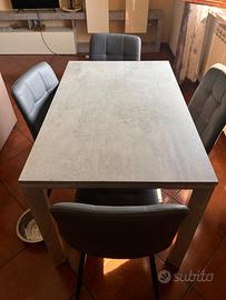 Tavolo con sedie