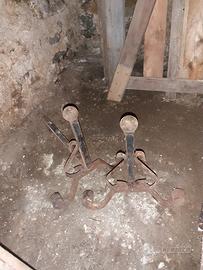 ferri per appoggiare legna per camino antichi