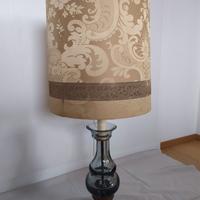 Lampada da tavolo in vetro grigio chiaro e legno