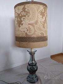 Lampada da tavolo in vetro grigio chiaro e legno