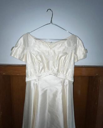 Abito da sposa elegante in shantung di seta