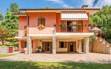 VILLA SINGOLA CON OLTRE 3000 MQ DI GIARDINO PRIVAT