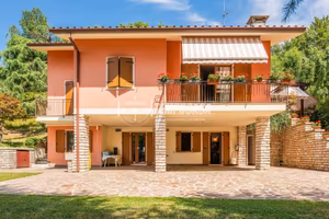 VILLA SINGOLA CON OLTRE 3000 MQ DI GIARDINO PRIVAT