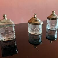 Contenitori etnici in vetro e metallo